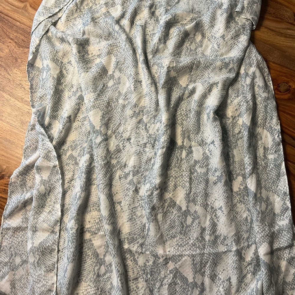 Banana Republic lightweight scarf. New with tags. Grey/white